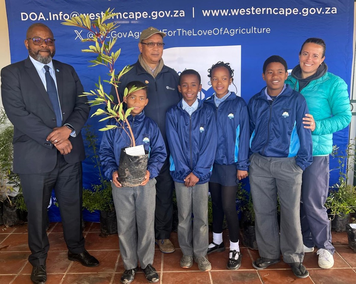 Dr Mogale, Minister Meyer and local learners