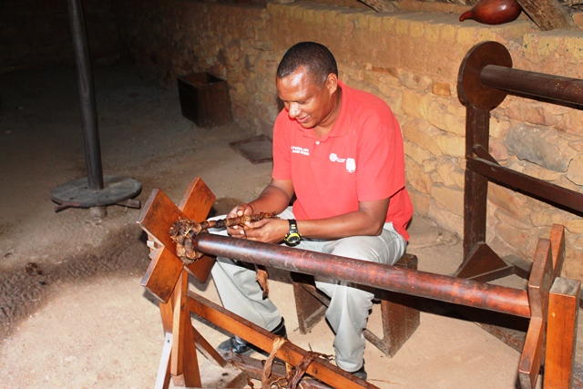 Johannes Malgas demonstrating how tobacco is rolled