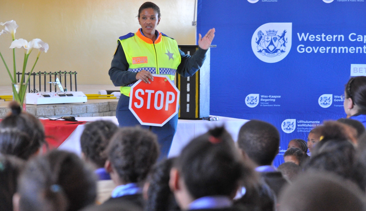 Provincial Traffic Officer Glenda Booysen gives learners important road safety tips.