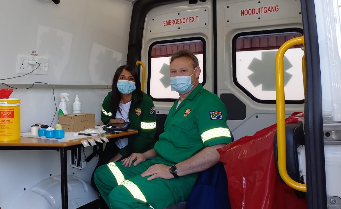 WCGH Emergency Medical Services (EMS) Vaxi Taxi: Vaccine Prep team Shakirah Slamdien and Nico van Niekerk. 